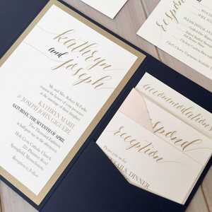 Invitation de mariage personnalisée élégante en bleu marine avec pochette pliée et enveloppe à bande rose - Product Image 2