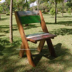 La chaise individuelle élégante SL présente la couleur naturelle du bois de bateau recyclé, idéale pour une utilisation en intérieur et en extérieur. - Product Image 4