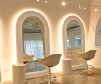 Cermin Dinding Lengkung Putih Gaya Krim dengan Lampu LED untuk Salon Rambut, Stasiun Penataan Rambut, Cermin Salon Penata Rambut