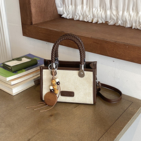 Sac à main élégant pour femme, design décontracté avec empiècements, sac personnalisé avec pendentif breloque, idéal pour le shopping et les rendez-vous