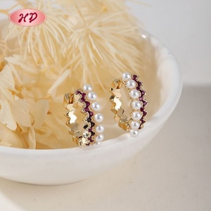 Colección de Aros con Perlas Onduladas y Circonitas, Latón con Baño de Oro de 18K, Venta al Por Mayor - Product Image 5
