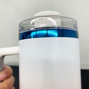Gobelet H2.0 40oz bleu avec revêtement en poudre couleur blanc dégradé et finition ombrée sous le verre - Product Image 4