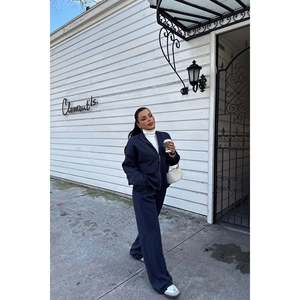 Ensemble de costume bleu marine pour femme avec détail poche et pantalon - Product Image 3