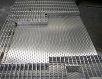 Grille en acier galvanisé robuste antidérapante de forme personnalisée, en acier au carbone durable, à motif diamant, avec barres transversales ondulées