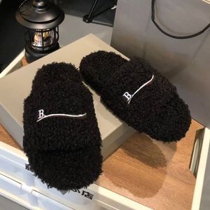 Fabricant en gros ODM – Chaussons tendance en peau d'agneau pour femmes, sandales d'intérieur moelleuses, claquettes brodées chaudes - Product Image 1