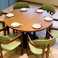 Combinaison table et chaise de restaurant sur mesure en bois massif avec coussin en cuir PU pour café, bistro et lieux de restauration décontractée