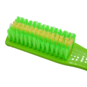 Cepillo de plástico para zapatos con lazo para colgar y cerdas duras para limpiar calzado - Product Image 3