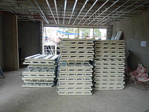 Panneaux sandwich en laine de roche ignifuge de haute qualité de <span class=keywords><strong>100</strong></span> <span class=keywords><strong>mm</strong></span> pour la toiture et l'isolation des murs des entrepôts dans les projets d'ingénierie - Product Image 5