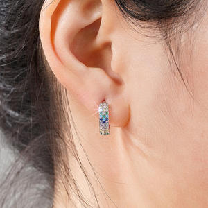 Boucles d'oreilles Huggie plaquées or blanc tendance avec incrustation de strass en cristal pour femmes, bijoux de fête, accessoires de mode - Product Image 4