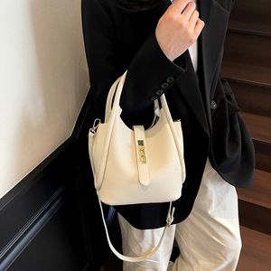 Quest'anno, le borse sono In. Nell'estate del 2025, c' è un secchio alla moda con design di nicchia e tracolla a spalla singola - Product Image 2