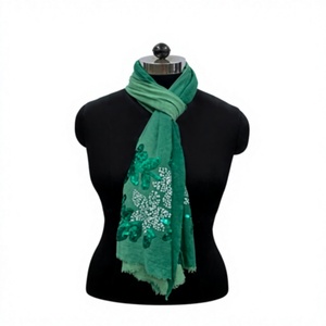 Bufanda Larga de Lana para Mujer con Bordado Floral Verde, Ligera, Accesorio para Uso Diario - Product Image 1