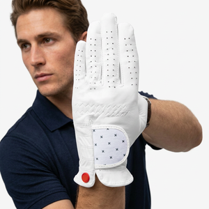 Gant de golf QASWA SPORTS Premium blanc pour main gauche, fermeture auto-agrippante, motif élégant, détail bouton rouge, respirant et doux - Product Image 1