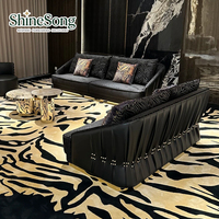 Canapé droit en cuir imprimé animalier de luxe léger avec base métallique pour salon de villa moderne