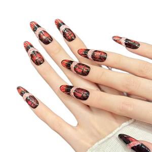 Ongles press-on artisanaux, cool et stylés, avec motif de bandage noir et rouge effet sang et textures dégradées de style sombre - Product Image 3