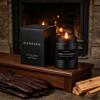 Pot à bougie en verre noir avec boîte assortie, surface mate et étiquette texturée pour les intérieurs modernes, la création artisanale et les cadeaux haut de gamme
