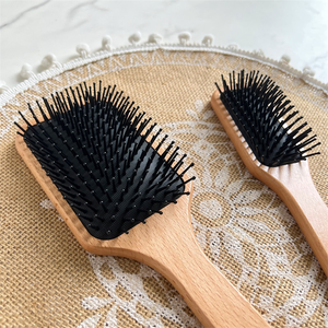 Fabricant de brosses <span class=keywords><strong>à</strong></span> <span class=keywords><strong>cheveux</strong></span> antistatiques <span class=keywords><strong>en</strong></span> <span class=keywords><strong>bois</strong></span> de hêtre <span class=keywords><strong>Brosse</strong></span> démêlante Peigne de massage du cuir chevelu Paddle Air Cushion Styling Tools for Women Men - Product Image 3