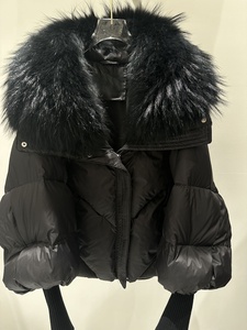 OUDINA Nuovo <span class=keywords><strong>Cappotto</strong></span> Invernale da <span class=keywords><strong>Donna</strong></span> <span class=keywords><strong>con</strong></span> Cappuccio e Grande Collo in <span class=keywords><strong>Pelliccia</strong></span>, Imbottito in Piuma d'Oca Bianca di Alta Qualità - Product Image 4