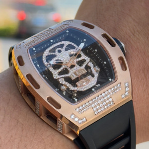 El Modelo Tourbillon Ahora Disponible en Edición Especial para Reconocer su Excepcional Talento: Lanzamos un Reloj de Pulsera con Incrustaciones de Diamantes - Product Image 3