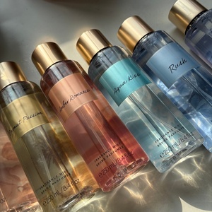 Nueva Llegada, Set de Loción Corporal y Bruma Corporal Victoria, Aroma Floral-Frutal de Coco Fresco, Unisex, de Lujo, Venta al Por Mayor de Fábrica - Product Image 1