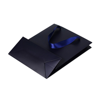 Sac fourre-tout pliable de luxe mat foncé avec fenêtre en PVC et impression dorée personnalisée, poignée en ruban de satin bleu pour emballage de bijoux en cristal