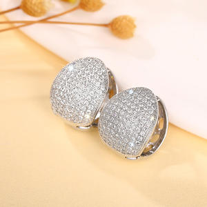 Pendientes Huggie de Lujo en Oro Blanco, Plata 925 con Cristales de Rhinestone y Microincrustaciones, Joyería para Mujer para Fiestas - Product Image 5