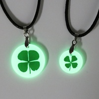 Collier Pendentif Trèfle à Quatre Feuilles Lumineux et Porte-Bonheur, Brille dans le Noir, avec Étoile Croissant au Dos