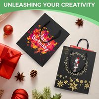 Emballage de sac cadeau de luxe personnalisé par le fabricant, sacs cadeaux en papier noir personnalisés avec impression de logo