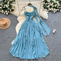 Robe d'été élégante en mousseline de soie à fines bretelles avec ruban à la taille et volants irréguliers pour les vacances