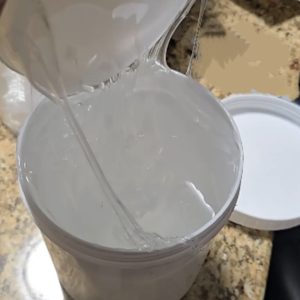 Poliisobutileno de Alto Peso Molecular PIB 2400/1300 Líquido para Lápiz Labial, Grado Industrial y Cosmético - Product Image 1