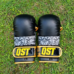 Guantes de Boxeo QST MMA Negros y Dorados de Cuero PU, Guantes de Entrenamiento con Cierre de Velcro, Transpirables para Adultos, Artes Marciales y Sparring - Product Image 1