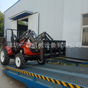 Tracteur à chargeur frontal avec grappin à herbe et pince à bois, matériel agricole - Product Image 3
