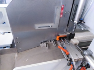 Máquina de corte de esquinas de alta precisión con motor PLC <span class=keywords><strong>para</strong></span> perfiles de aluminio, accionada por motor, <span class=keywords><strong>para</strong></span> maquinaria de ventanas - Product Image 1