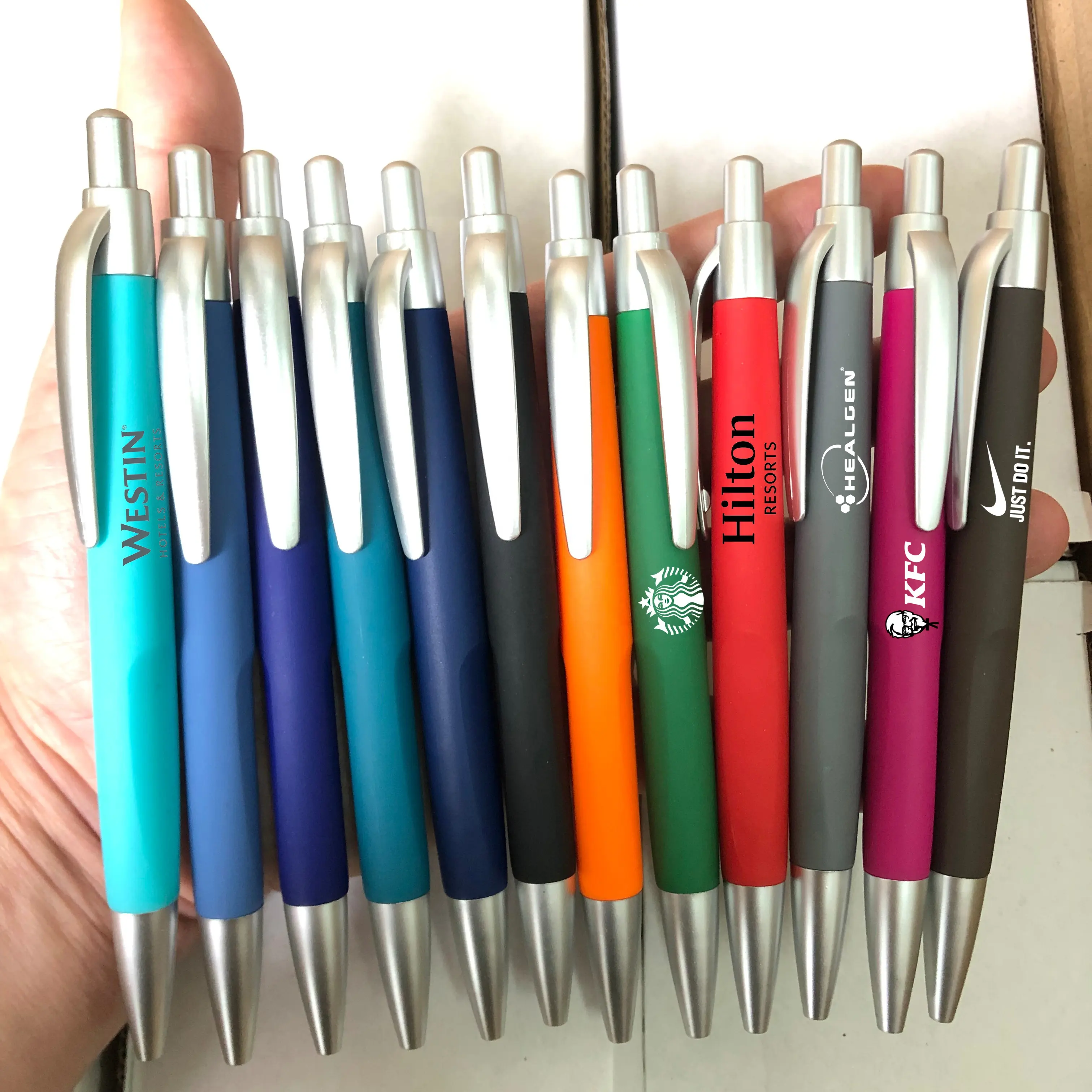 Eenvoudige Goedkope Promotie Plastic Zwarte Inkt Groen Oranje Rood Blauw Pen Custom Logo Rubberen Balpennen