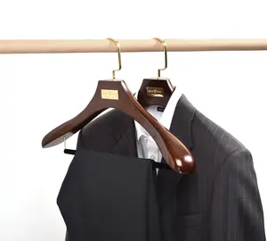 Широкий деревянный вешалка под старину для одежды с фирменным логотипом для мужского костюма