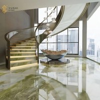 Escalier en marbre vert italien élégant YUSHI, escalier en pierre sur mesure avec veinage assorti pour projet d'hôtel de luxe