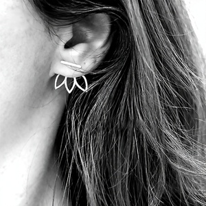 Boucles d'oreilles clous créatives en acier inoxydable EManco, motif floral ajouré, personnalisées pour femme - Product Image 1