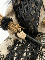 Décoration de sorcière assise pour Halloween, poupée vintage à motif d'araignée, figurine en dentelle avec balai pour la décoration de la maison pour les fêtes