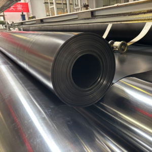 Geomembrana de HDPE de 1.5 mm Anti-UV Fácil de Instalar para Piscifactorías y Estanques, Prevención de la Contaminación de Aguas Subterráneas - Product Image 1