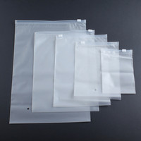 Échantillon gratuit Sacs d'emballage en plastique zip-lock compostables personnalisés en blanc mat givré pour vêtements Sac à fermeture éclair 160 microns