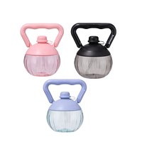 Bouteille de sport promotionnelle en forme de kettlebell de 2200 ml/74 oz avec poignée et paille, anti-fuite, sans BPA, en PC, pour activités sportives en extérieur
