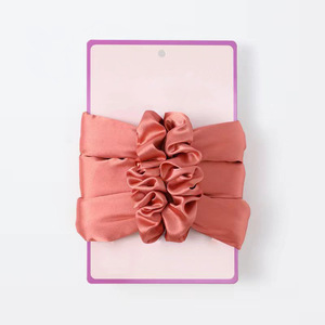 Élastique à cheveux en satin rose en forme de U pour usage quotidien - Product Image 5