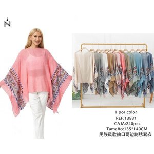 Maglione in Stile Etnico 135x140cm con Polsini Ricamati - Product Image 3