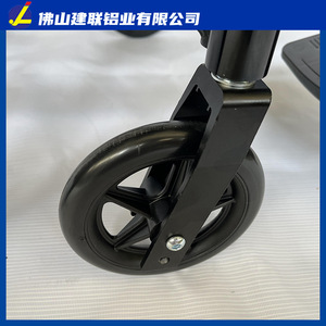 Fauteuil roulant manuel léger avec pneus en PU et frein en U pour l'assistance à la mobilité des personnes âgées - Product Image 4