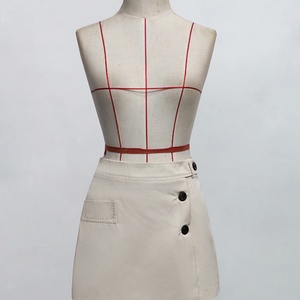 กระโปรงทรงเอแฟชั่นคุณภาพสูงแบบขายส่ง รับผลิตตามแบบ OEM/ODM สีพื้น แต่งกระเป๋าติดกระดุมแถวเดียว - Product Image 2