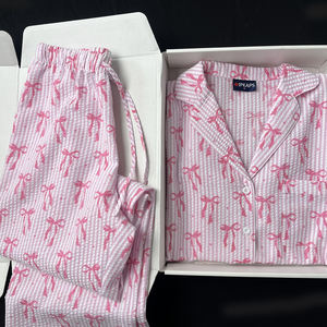 طقم بيجامة نسائية مخصص من قطعتين بأكمام طويلة ونقشة مخططة وفيونكة من القطن المطوي والشاش العميق - Product Image 3