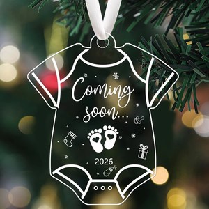 Décoration de fête - Ornement d'annonce de grossesse « Bientôt là » avec cœur, décoration suspendue pour sapin de Noël - Product Image 1