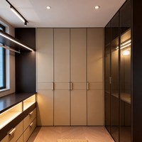 Dressing en cuir beige et noir avec éclairage intégré et armoires à portes vitrées pour la maison