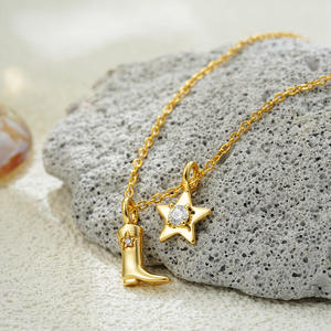 18 Karat vergoldete Edelstahl-Zirkon-Halskette mit Western Cowboys tiefel Graviertes Vintage-Anhänger-Zubehör - Product Image 3