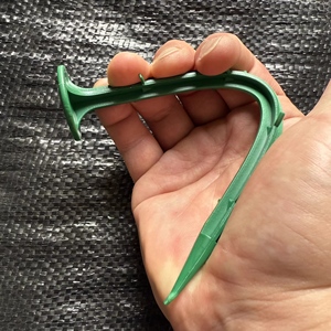 Piquets de sol en plastique de 12 pouces à pointes barbelées, parfaits pour sécuriser les bâches anti-mauvaises herbes, les films de paillage, les toiles d'ombrage et les tuyaux d'irrigation goutte à goutte - Product Image 5