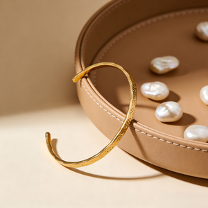 Großhandel Minimalistisches 18K PVD Vergoldetes Edelstahl Manschettenarmband Unregelmäßig Strukturiert Gehämmert für Damen und Herren Schmuck - Product Image 2